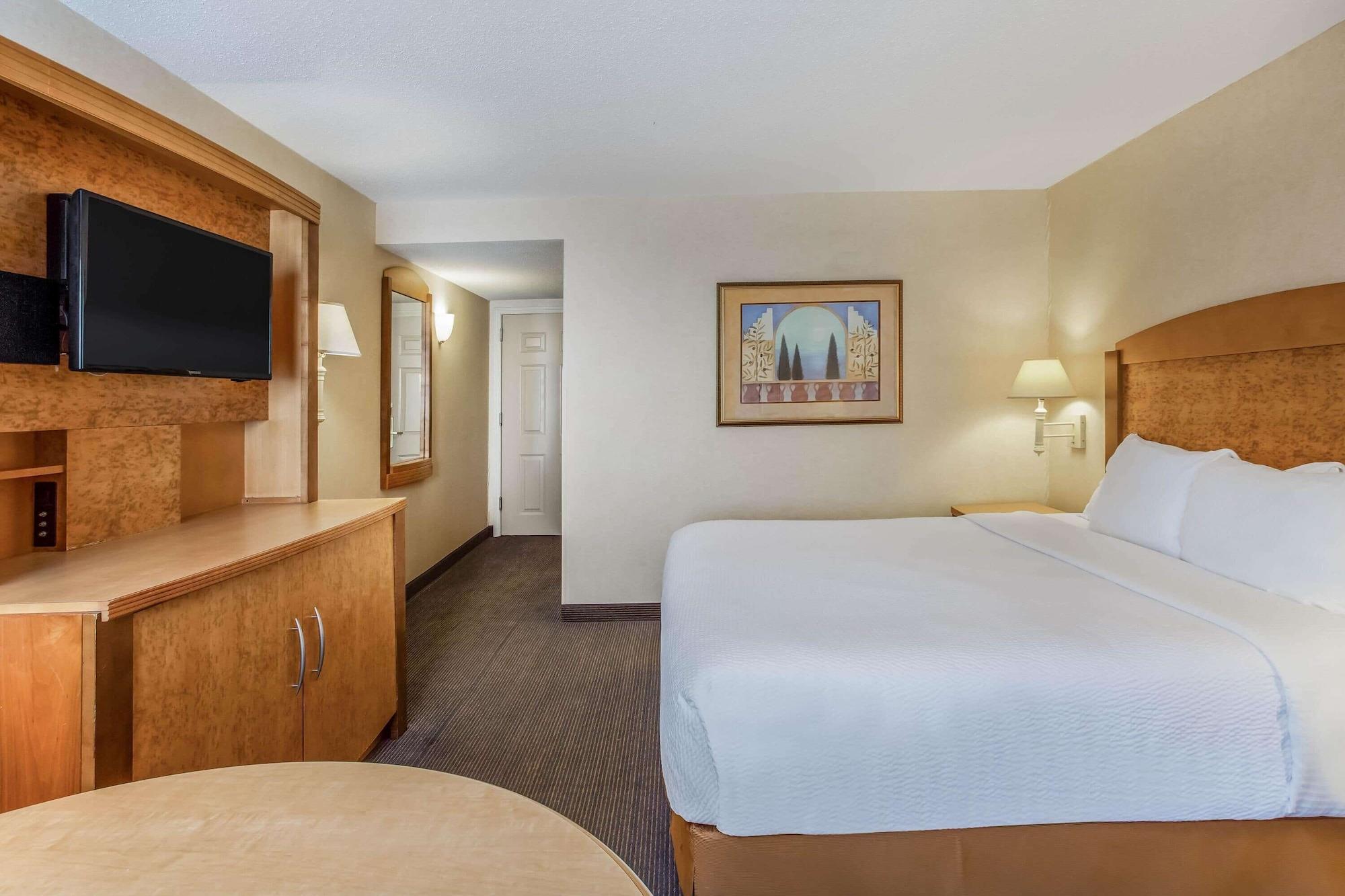 La Quinta By Wyndham Islip - Macarthur Airport Bohemia Bagian luar foto