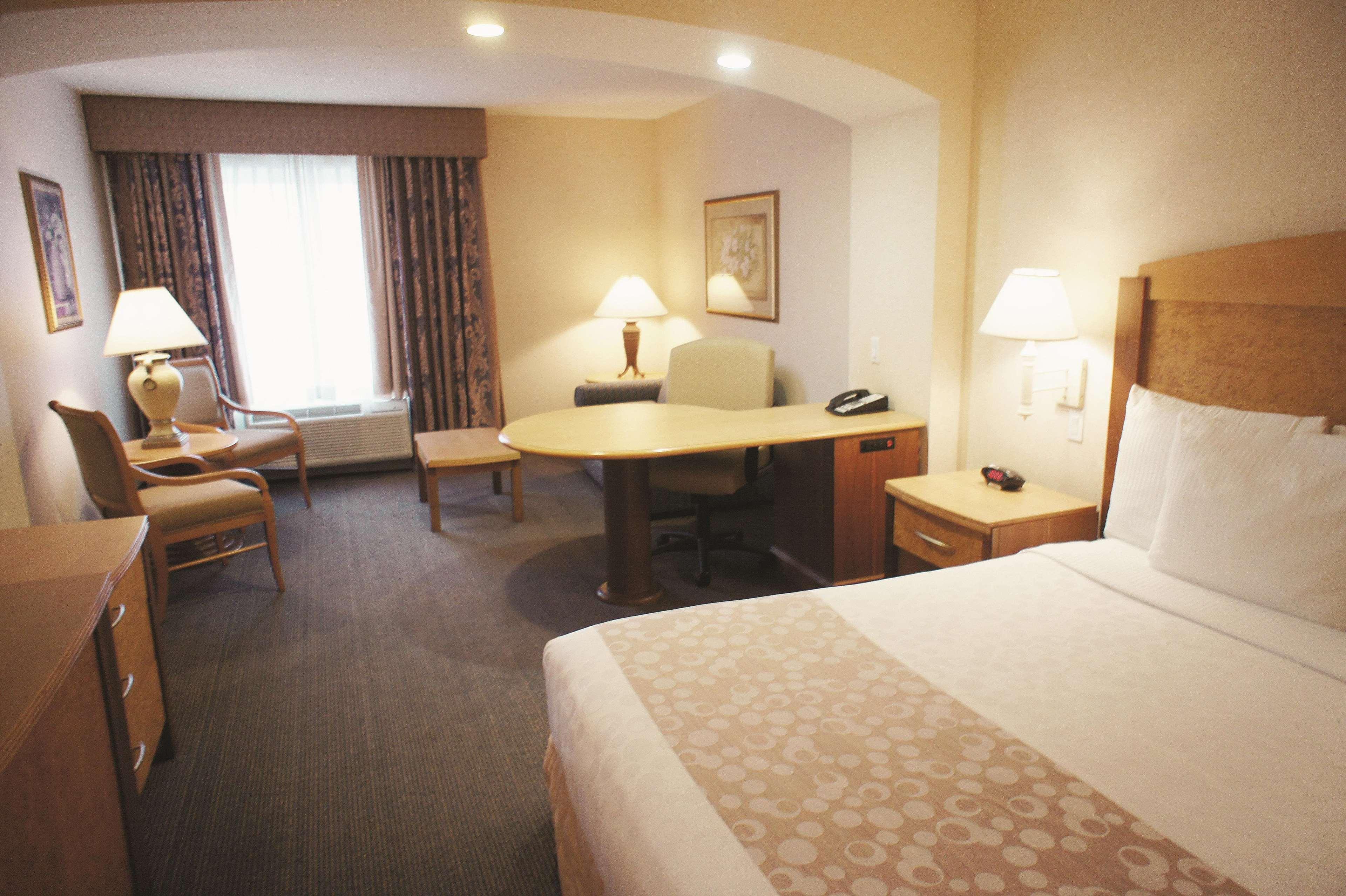 La Quinta By Wyndham Islip - Macarthur Airport Bohemia Bagian luar foto