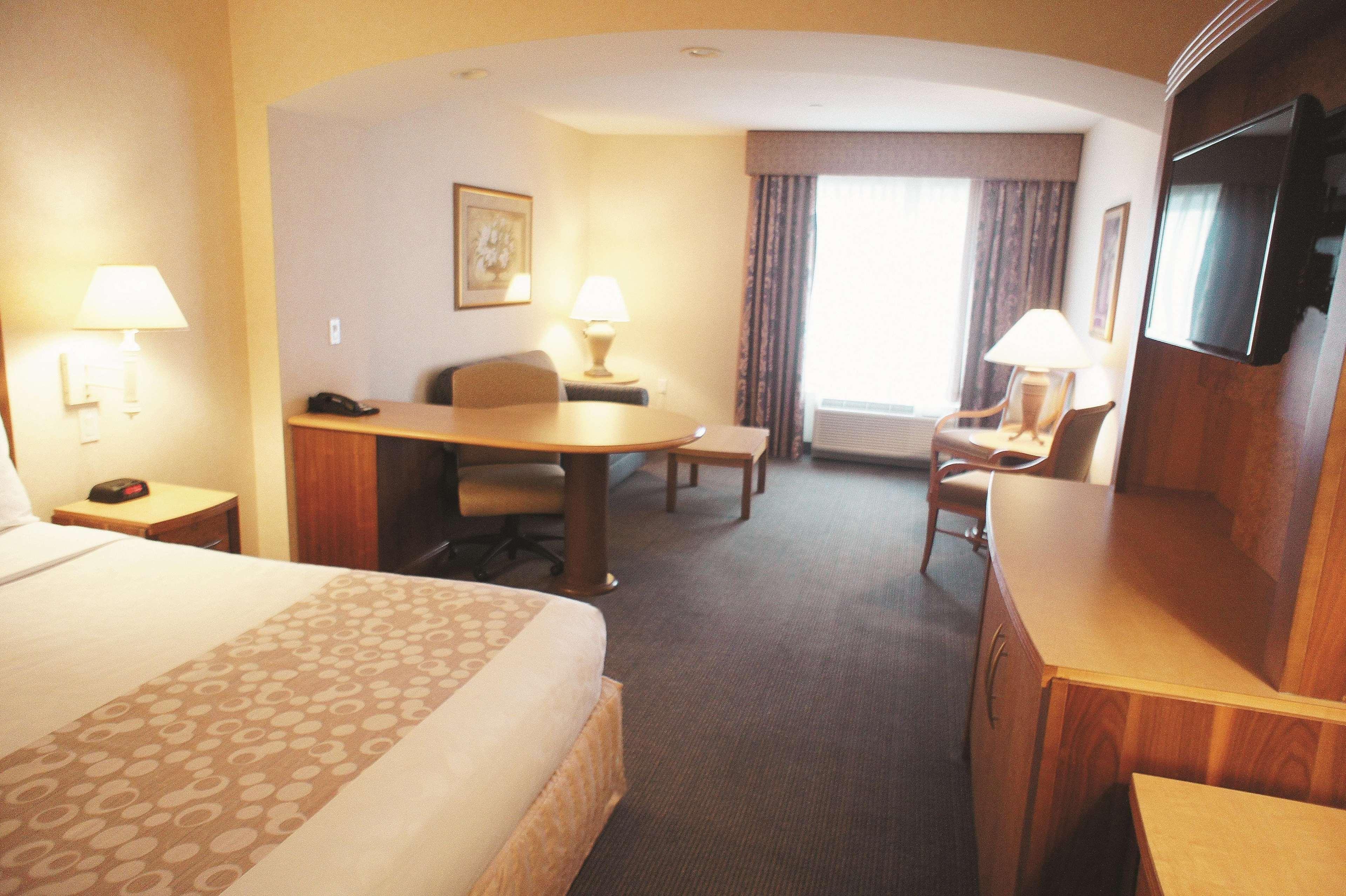 La Quinta By Wyndham Islip - Macarthur Airport Bohemia Bagian luar foto