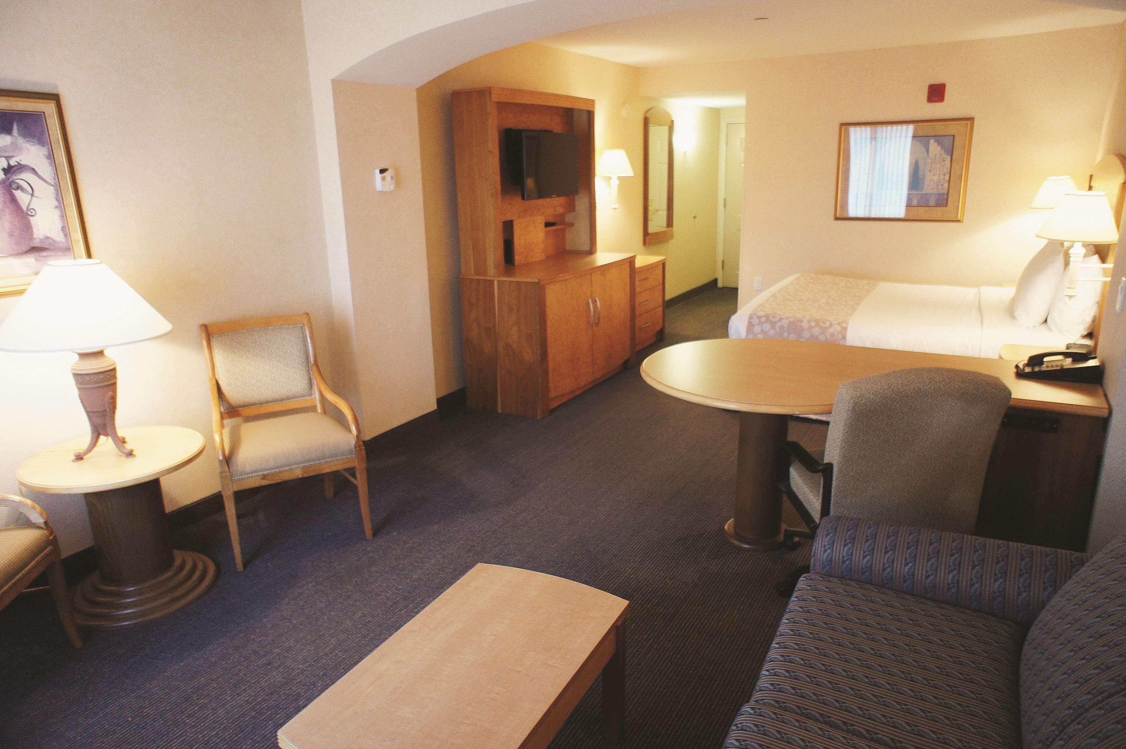 La Quinta By Wyndham Islip - Macarthur Airport Bohemia Bagian luar foto