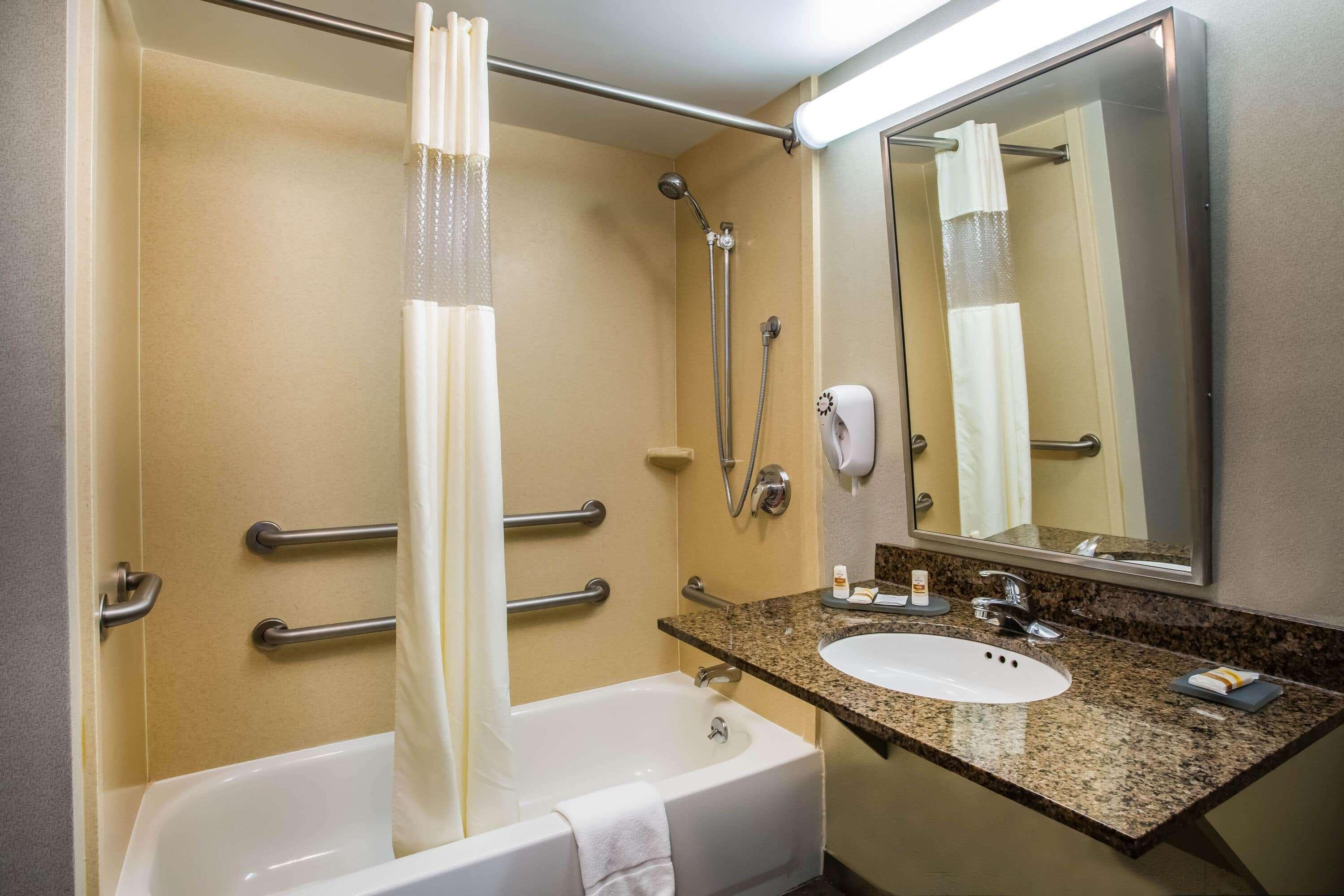 La Quinta By Wyndham Islip - Macarthur Airport Bohemia Bagian luar foto