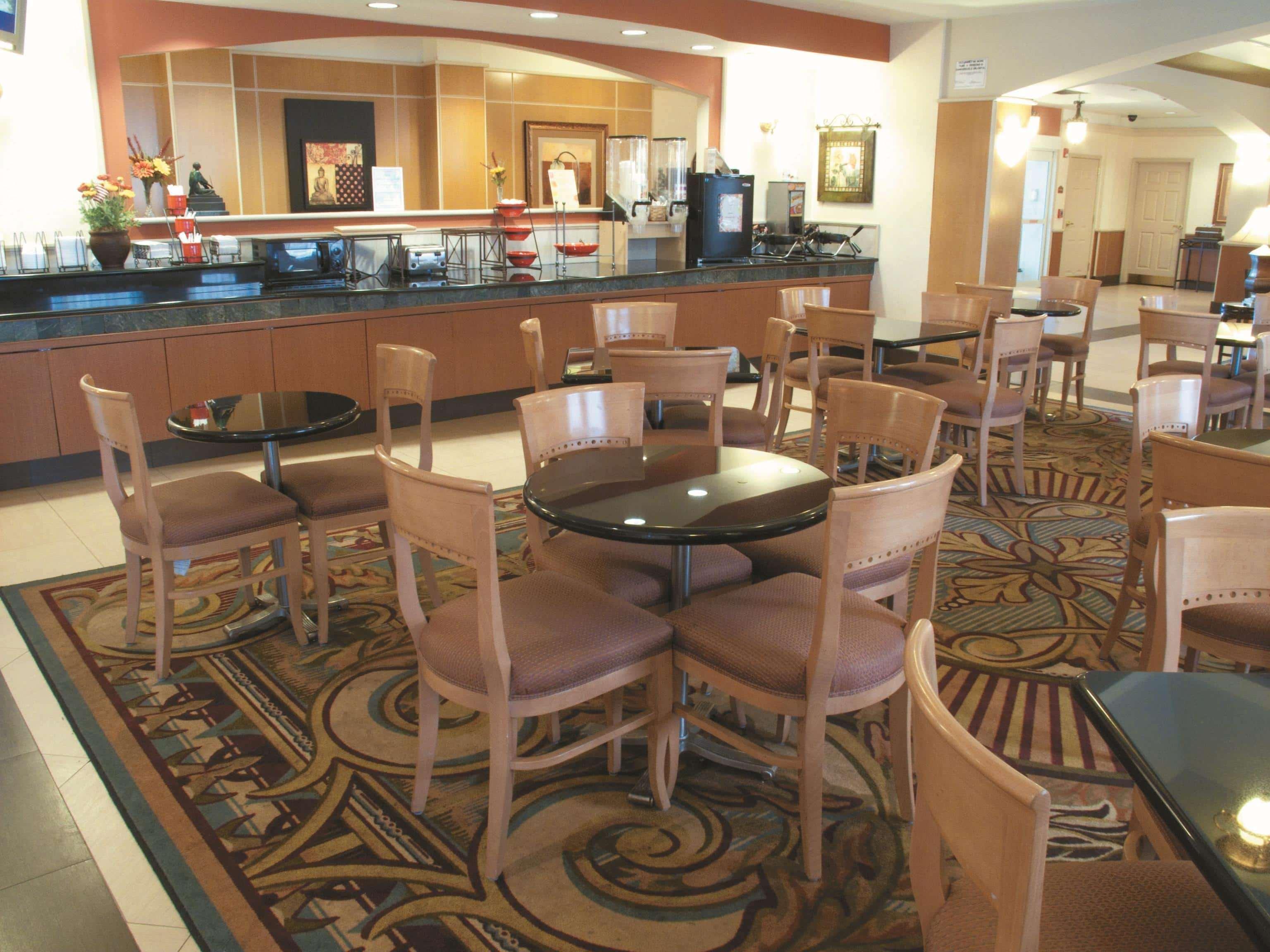 La Quinta By Wyndham Islip - Macarthur Airport Bohemia Bagian luar foto