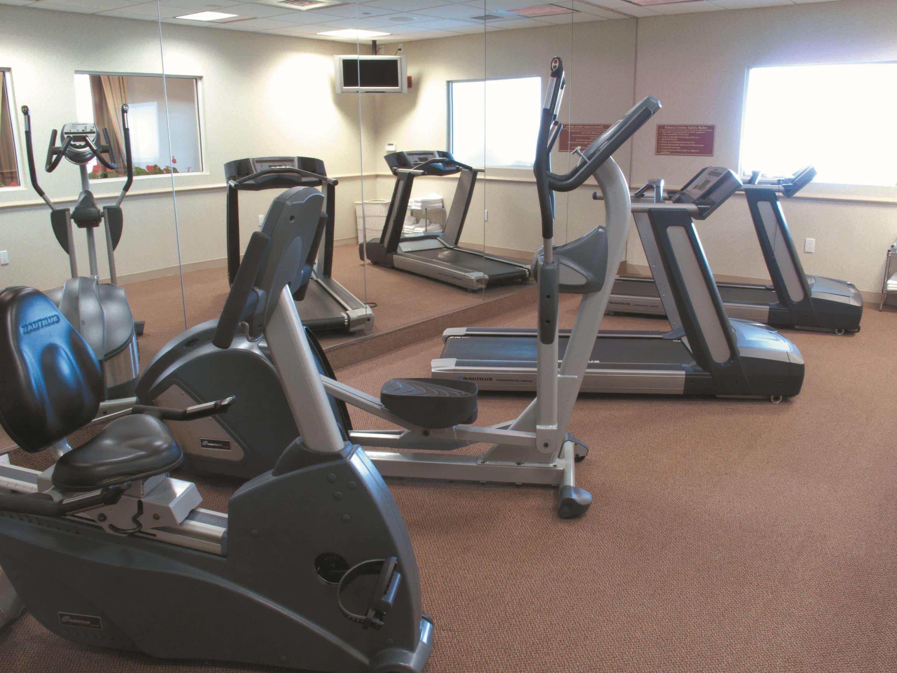 La Quinta By Wyndham Islip - Macarthur Airport Bohemia Bagian luar foto