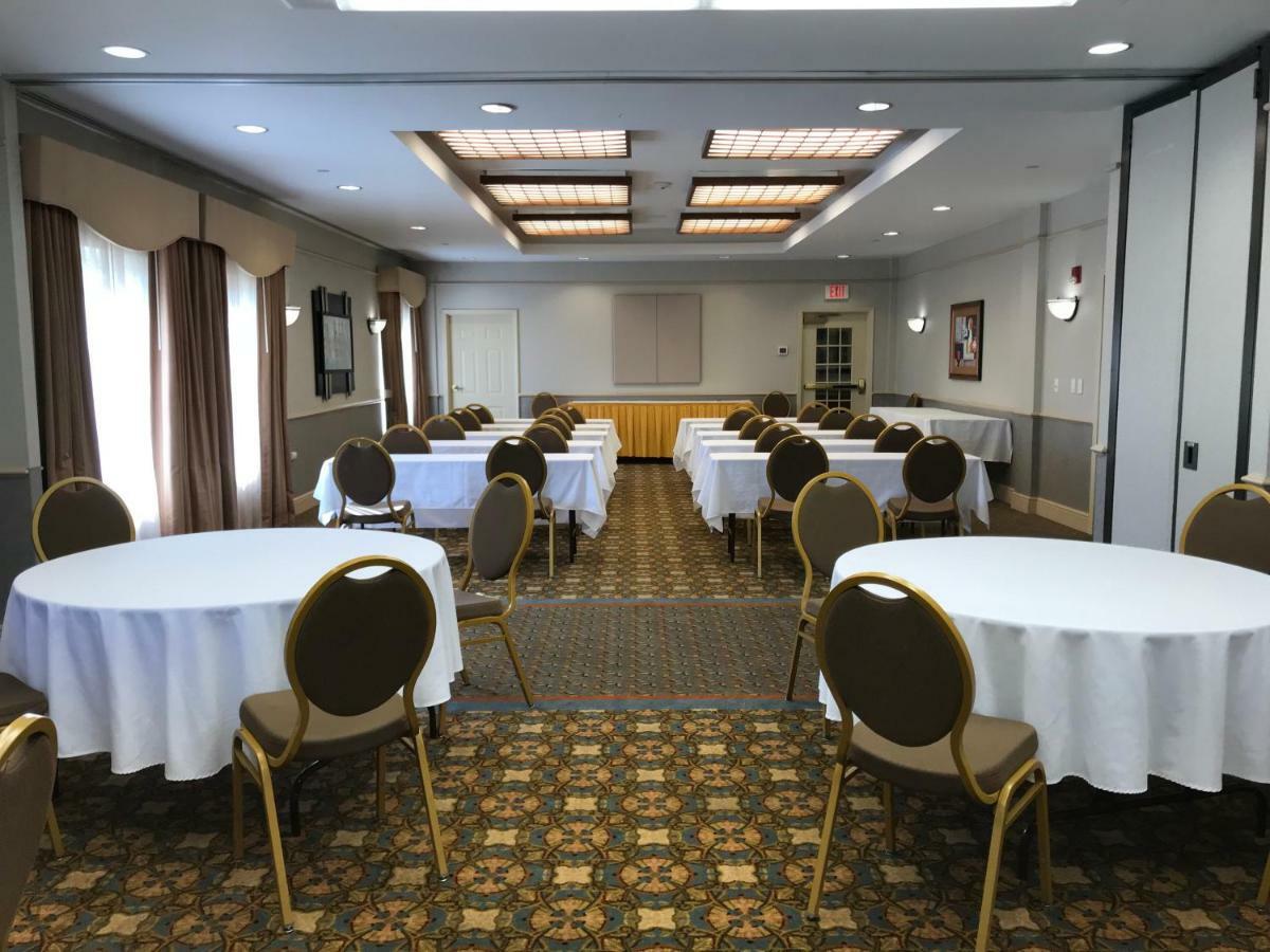 La Quinta By Wyndham Islip - Macarthur Airport Bohemia Bagian luar foto