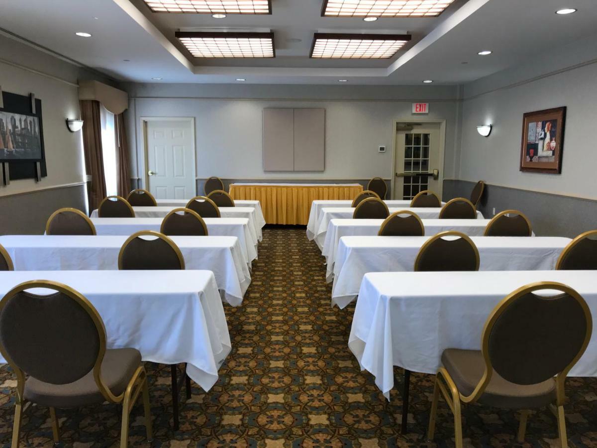 La Quinta By Wyndham Islip - Macarthur Airport Bohemia Bagian luar foto